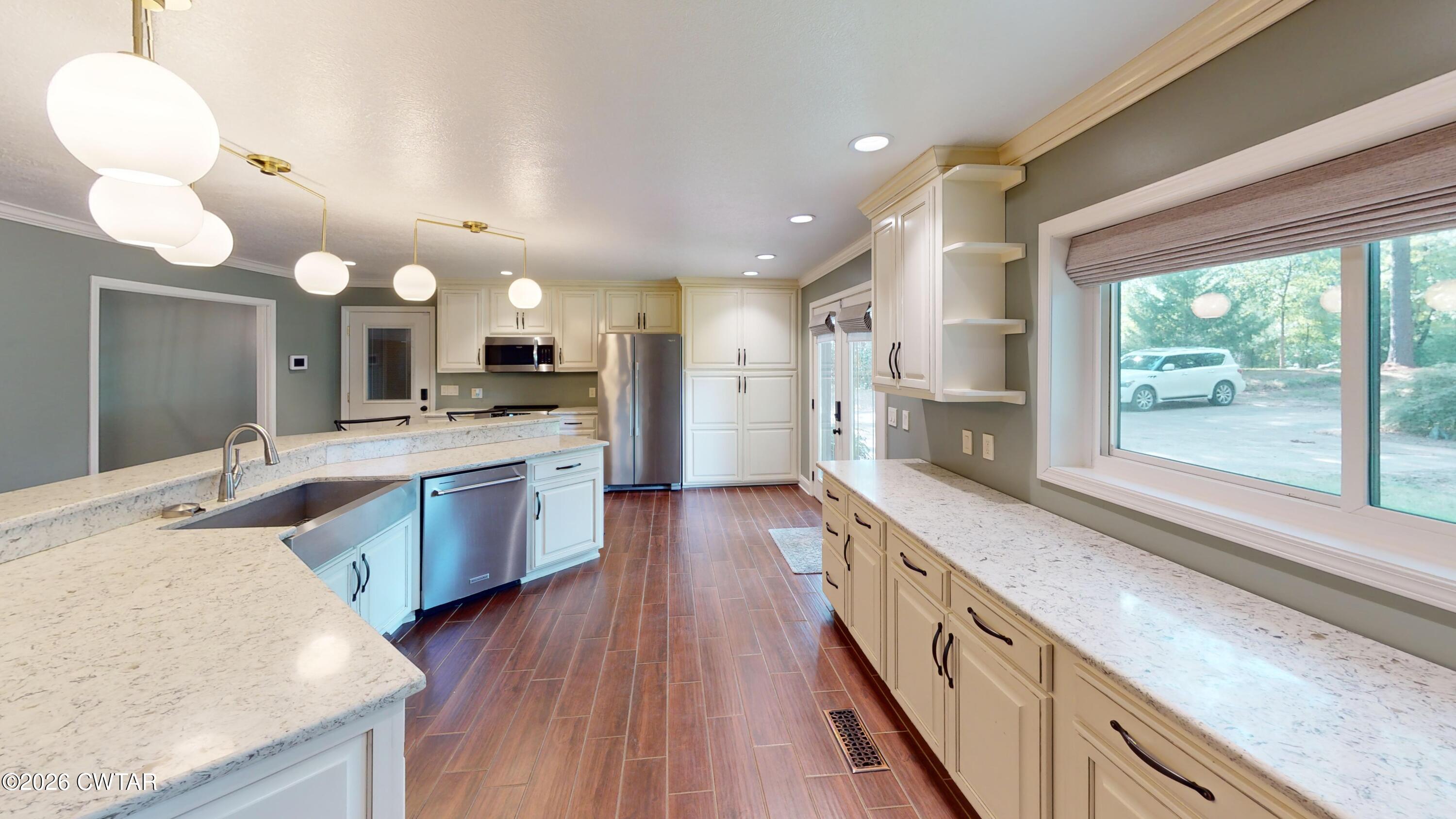1571 Laura Lane