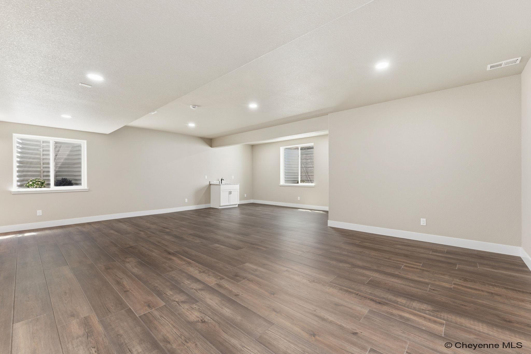 Cheyenne, Wyoming, 82009, United States, 6 Bedrooms Bedrooms, ,3 BathroomsBathrooms,Residential,Active,2009872