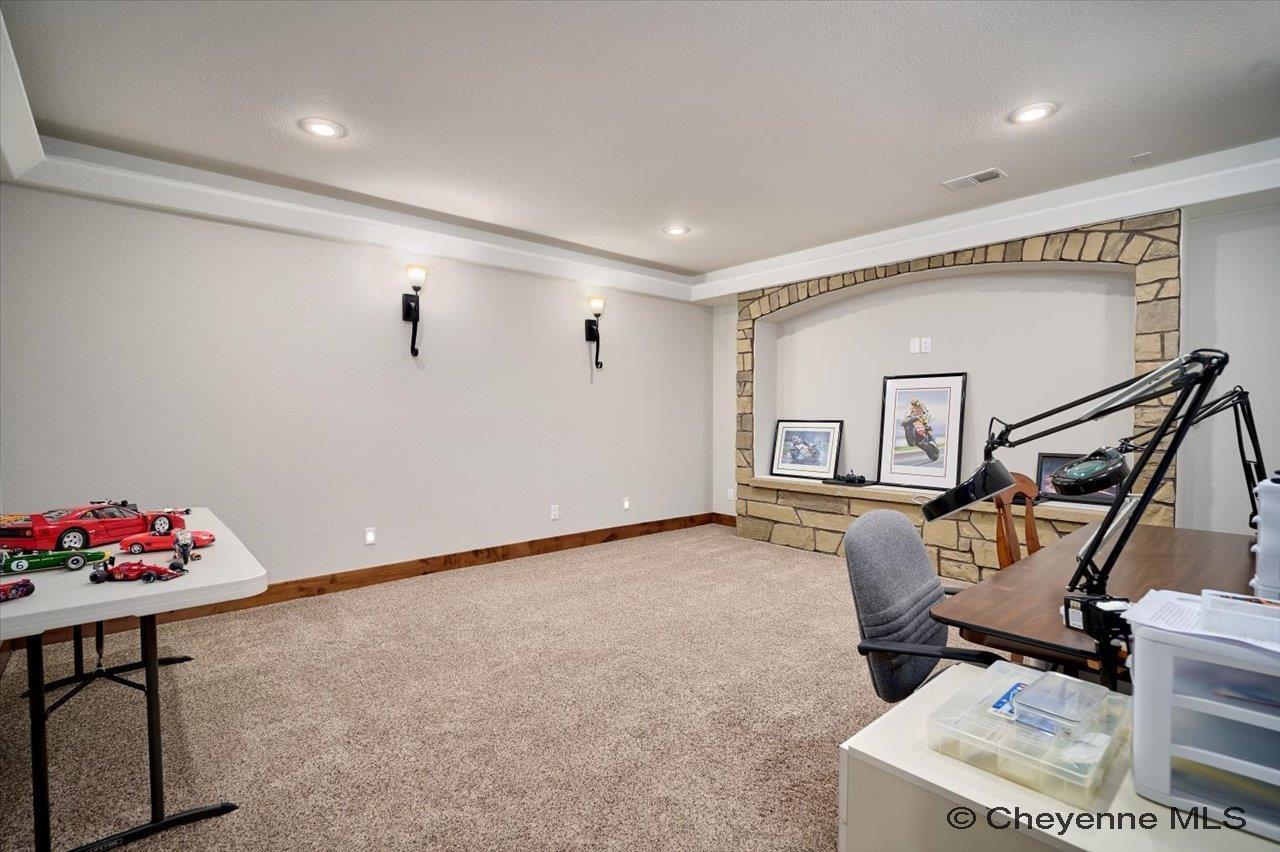 Cheyenne, Wyoming, 82009, United States, 6 Bedrooms Bedrooms, ,5 BathroomsBathrooms,Residential,Pending,2041611