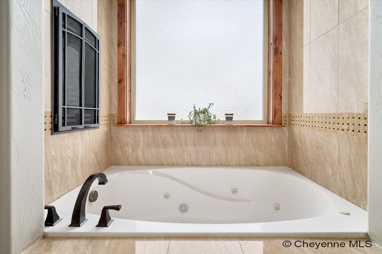 Cheyenne, Wyoming, 82009, United States, 6 Bedrooms Bedrooms, ,5 BathroomsBathrooms,Residential,Pending,2041611