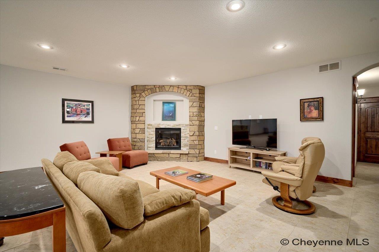 Cheyenne, Wyoming, 82009, United States, 6 Bedrooms Bedrooms, ,5 BathroomsBathrooms,Residential,Pending,2041611