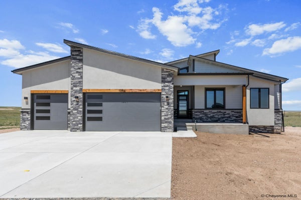 1204 CARBON AVE, CHEYENNE, WY 82001 - Image ab4c0692a8fb2a4bdf141dff3ef8d1f2/2911637220