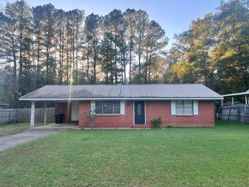 Photo of 105 Moore, CALHOUN CITY, MS 38916 (MLS # 161950)