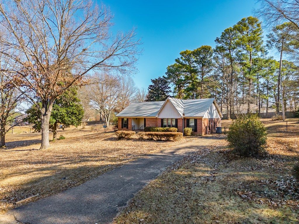 Photo of 222 Pine Lane, BATESVILLE, MS 38606 (MLS # 164455)