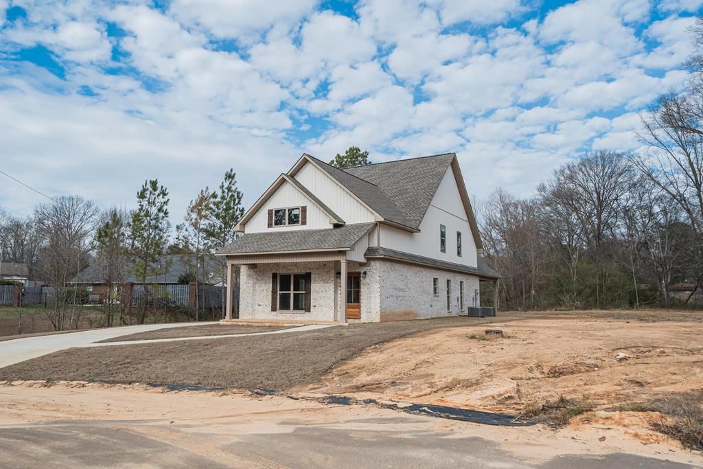 Photo of 386 Woodland Dr, NEW ALBANY, MS 38652 (MLS # 164424)
