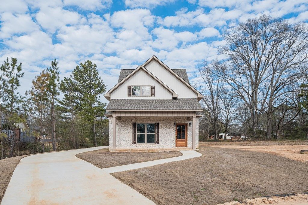 Photo of 386 Woodland Dr, NEW ALBANY, MS 38652 (MLS # 164424)