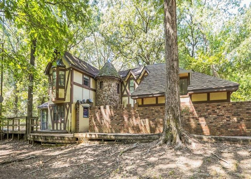 Photo of 215 Girl Scout Road, GRENADA, MS 38901 (MLS # 162363)