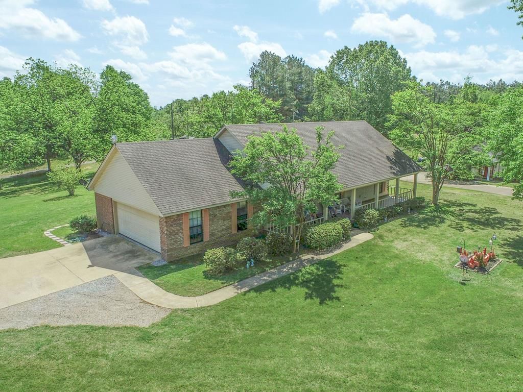 Photo of 408 Hunters Parkway, BATESVILLE, MS 38606 (MLS # 167342)