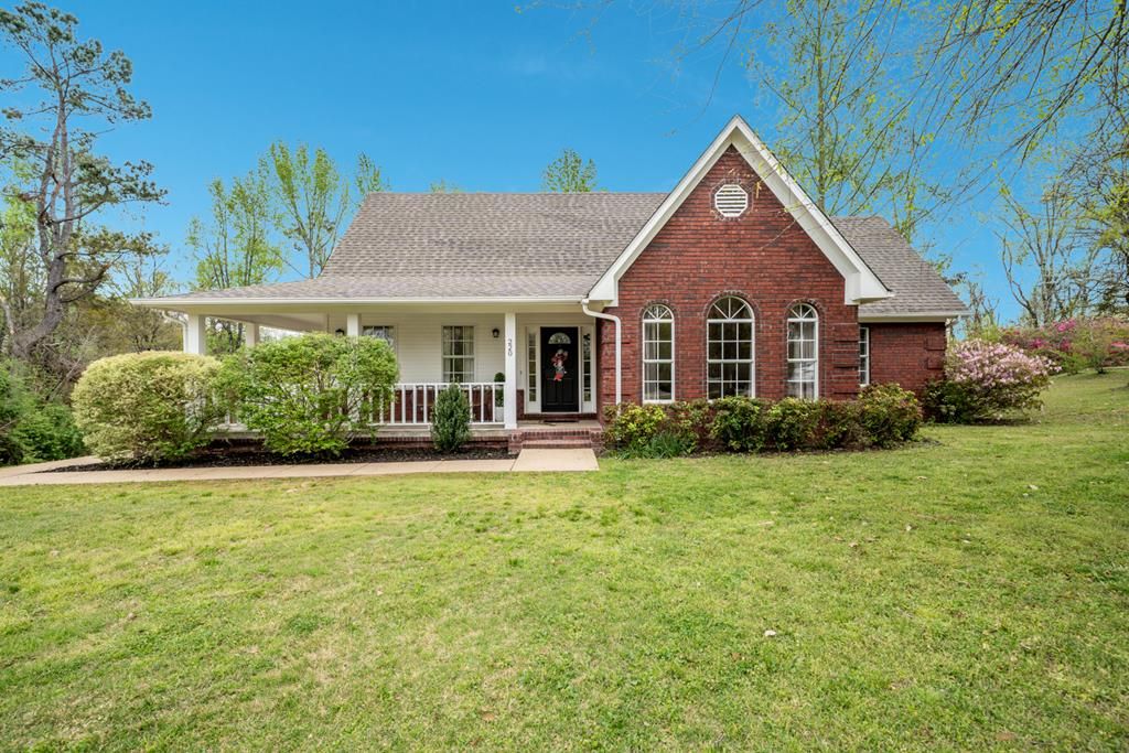 Photo of 220 Woodlawn Dr, OXFORD, MS 38655 (MLS # 167017)