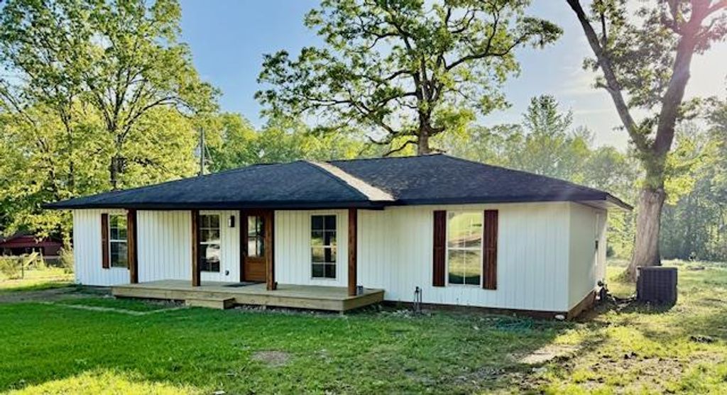 Photo of 328 Old Airport Road, PONTOTOC, MS 38863 (MLS # 167307)
