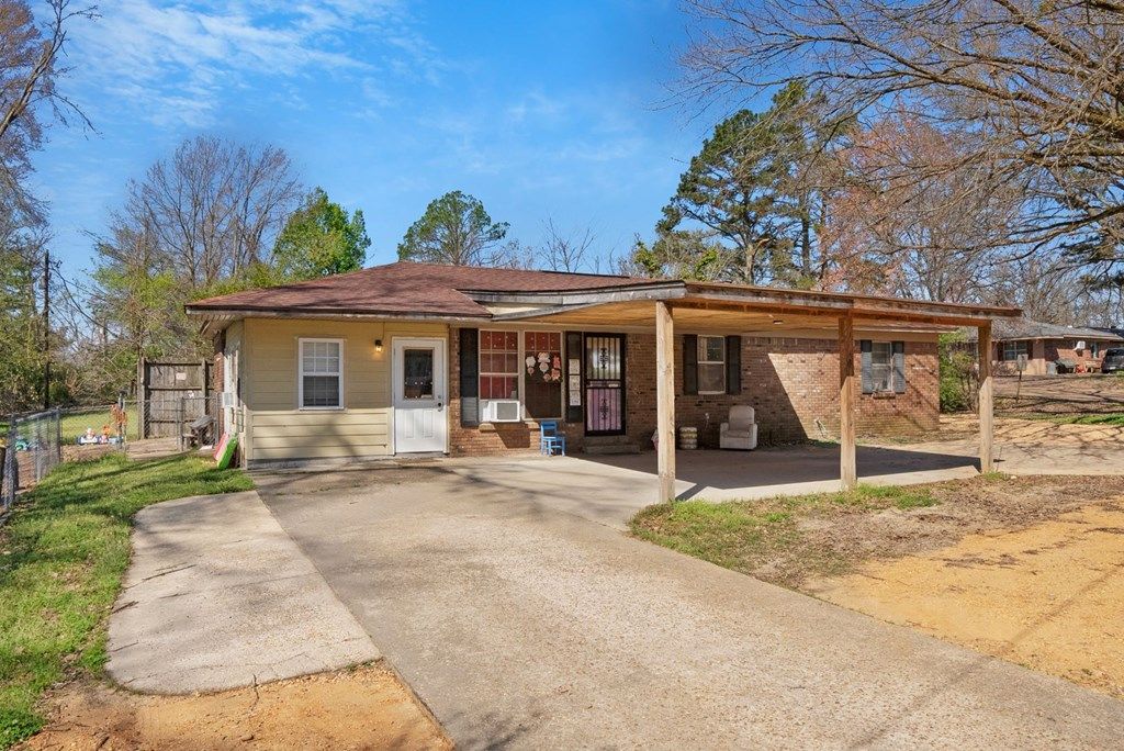 Photo of 145 Broome St, CHARLESTON, MS 38921 (MLS # 166962)