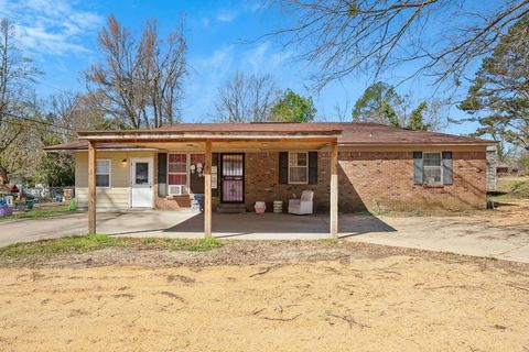 Photo of 145 Broome St, CHARLESTON, MS 38921 (MLS # 166962)