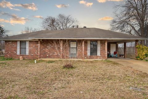 Photo of 202 Gay St, BATESVILLE, MS 38606 (MLS # 164600)