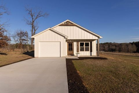 Photo of 1835 Dees Road, BATESVILLE, MS 38606 (MLS # 164410)