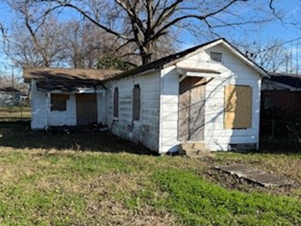 Photo of 601 Miller Avenue, GREENWOOD, MS 38930 (MLS # 164527)