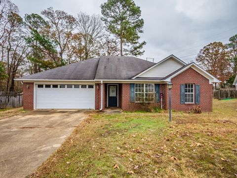Photo of 151 Eagle Pointe Loop, OXFORD, MS 38655 (MLS # 162204)