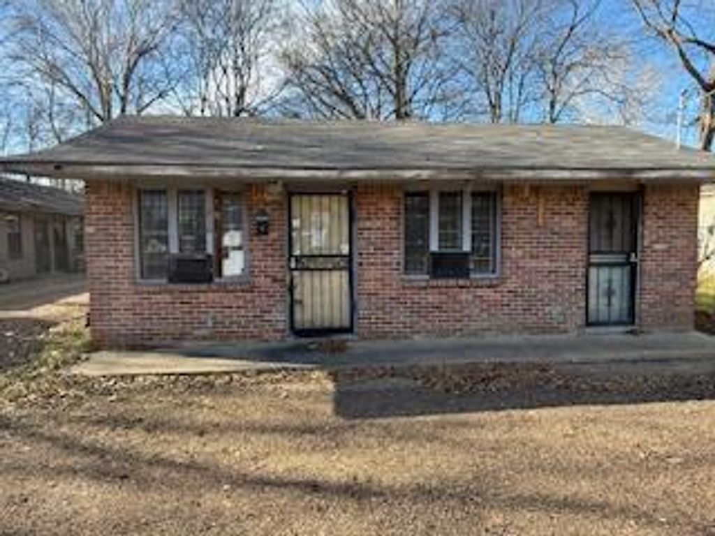 Photo of 210 Avenue H, GREENWOOD, MS 38930 (MLS # 164370)