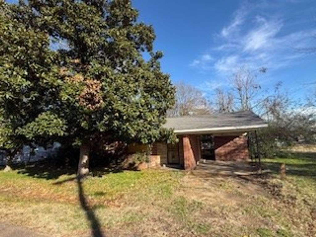 Photo of 607 Miller Avenue, GREENWOOD, MS 38930 (MLS # 164528)