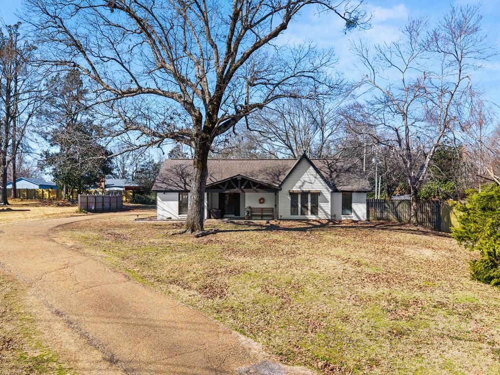 Photo of 231 Hickory Lane, BATESVILLE, MS 38606 (MLS # 164728)