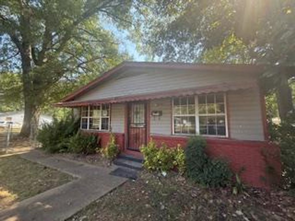 Photo of 611 3rd Avenue N Ave, GREENWOOD, MS 38930 (MLS # 167081)