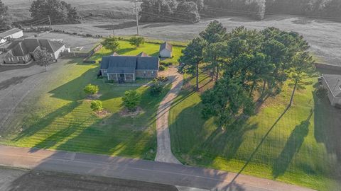Photo of 110 Old Lake Cove, BATESVILLE, MS 38606 (MLS # 161088)