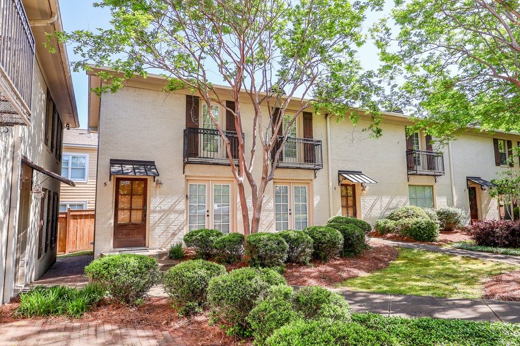 Photo of UNIT 5 1001 Jefferson Ave, OXFORD, MS 38655 (MLS # 167278)