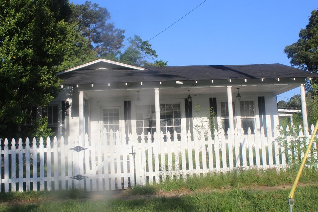 Photo of 206 S Monroe St, CALHOUN CITY, MS 38916 (MLS # 164598)