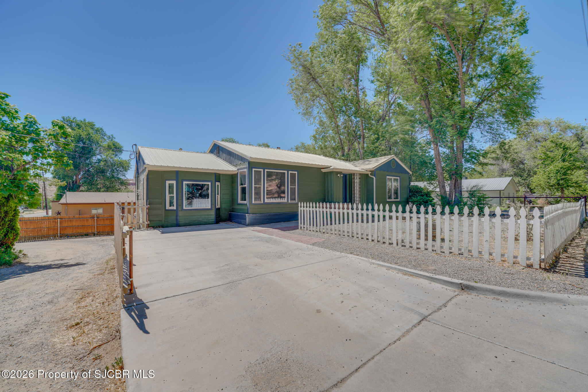 Photo 1 of 44 — 1011 N AUBURN Avenue, Farmington, NM 87401