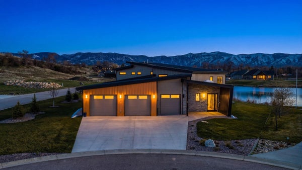2 KILLEEN CIR, SHERIDAN, WY 82801 - Image ce996e84522bf59bcaf71dc0ba1cb3cb/4055586779