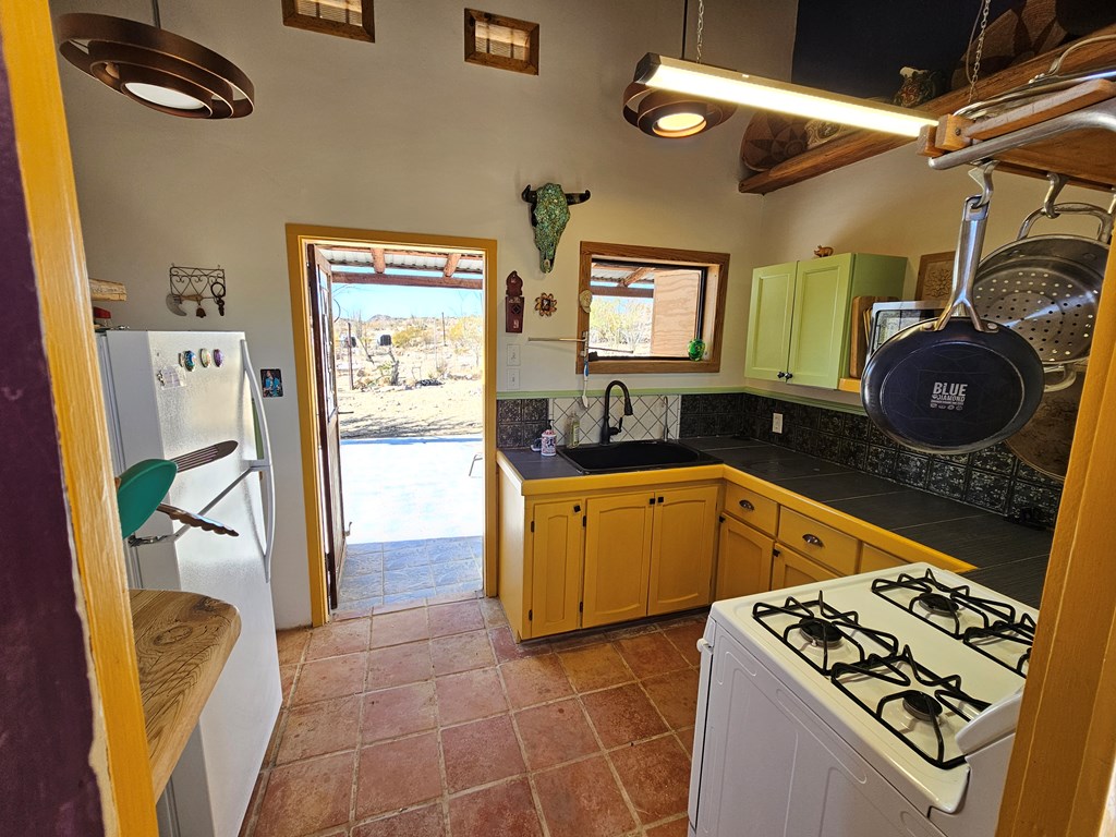 881 Mud Spring Road, Terlingua, Texas image 7