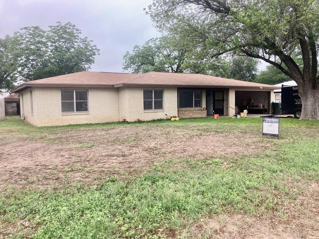 535 N 4th St, Uvalde, Texas image 1