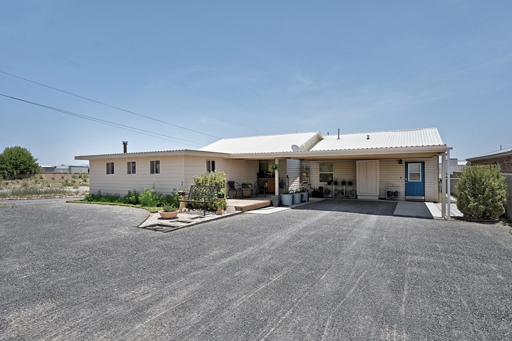 1110 N Ordenar St, Marfa, Texas image 2