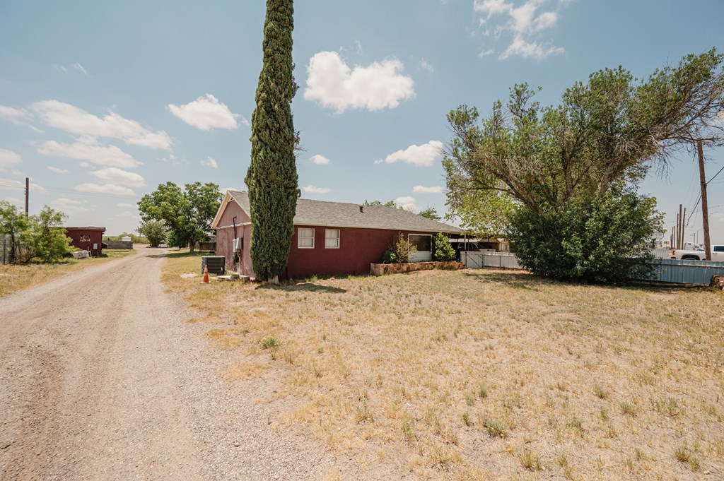 107 Spur 57, Wickett, Texas image 2