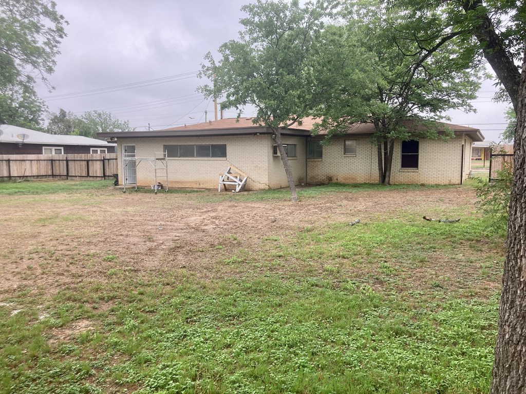 535 N 4th St, Uvalde, Texas image 9