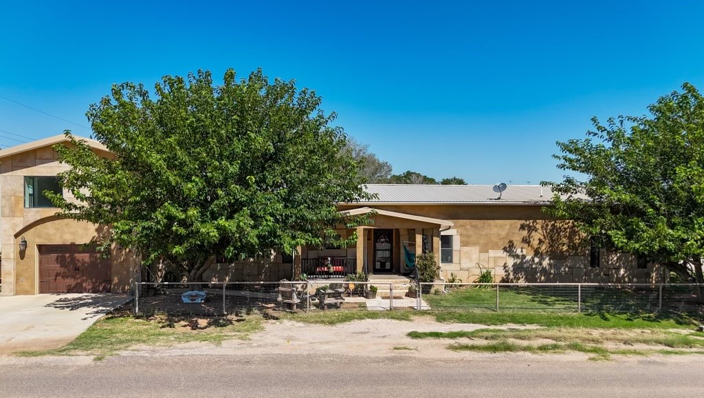 910 SW 4th St, Andrews, Texas image 2