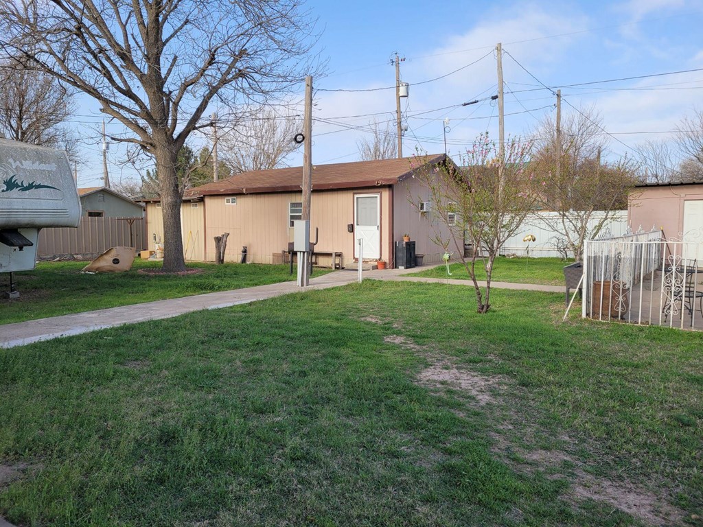 307 N Texas St, Big Lake, Texas image 10