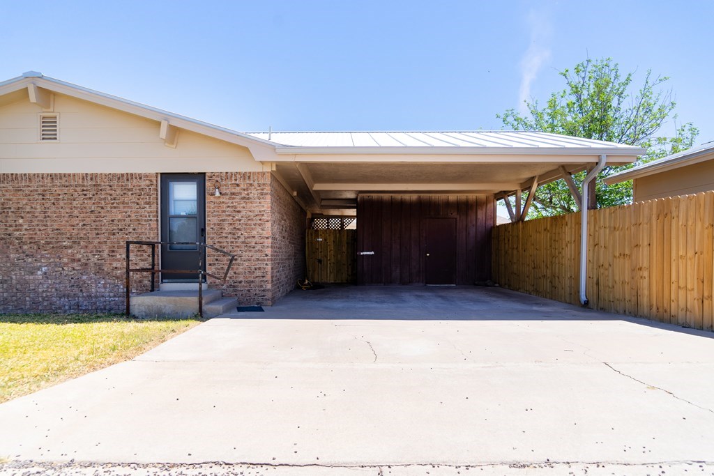 300 S Sage St, Fort Stockton, New York image 2