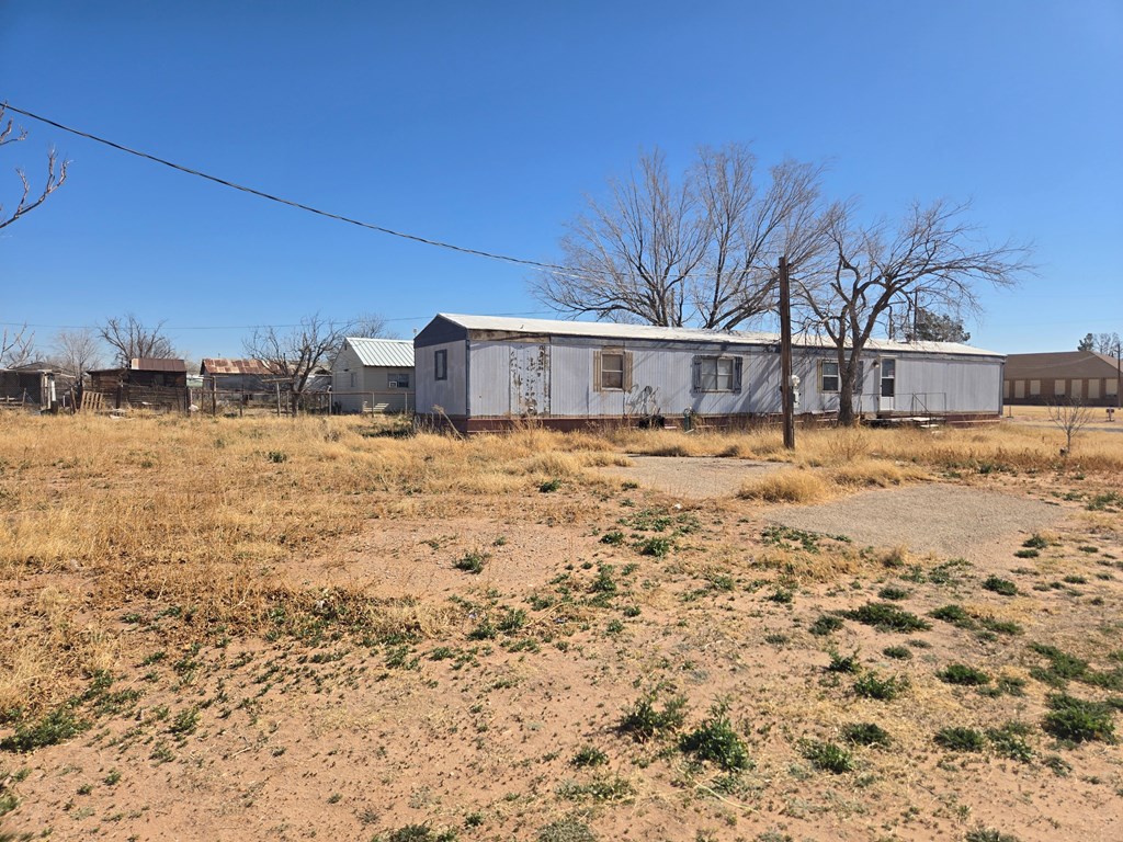 307 4th St, Wickett, Texas image 3