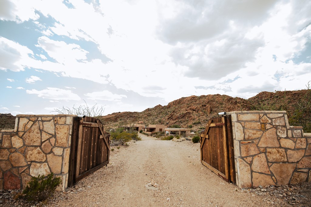 801 Boulder Ridge Loop, Terlingua, Texas image 2