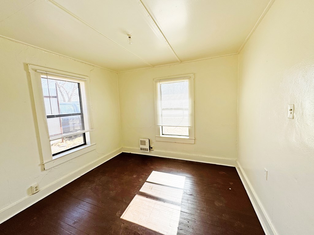 204 N Garnet Ave, Alpine, Texas image 4