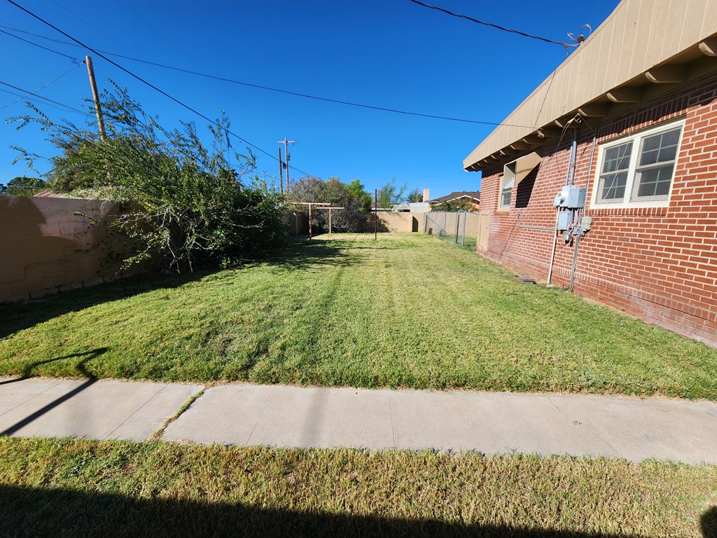 715 S Plum St, Pecos, Texas image 25