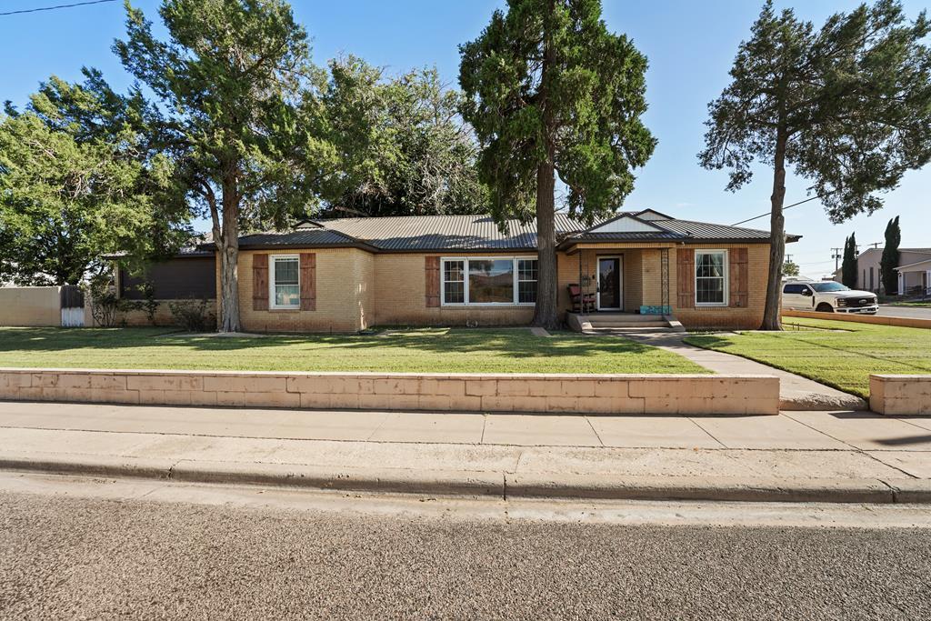200 NE B St, Andrews, Texas image 1