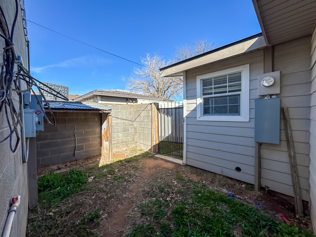 609 NW 12th St, Andrews, Texas image 29