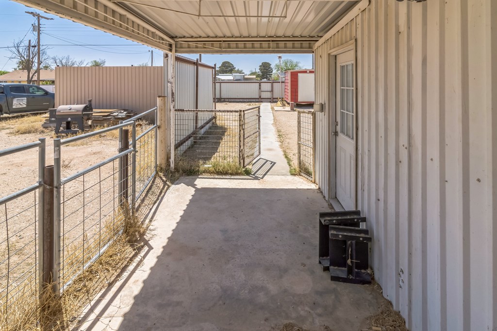 1410 S Burleson Ave, McCamey, Texas image 4