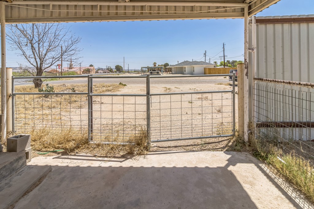 1410 S Burleson Ave, McCamey, Texas image 5