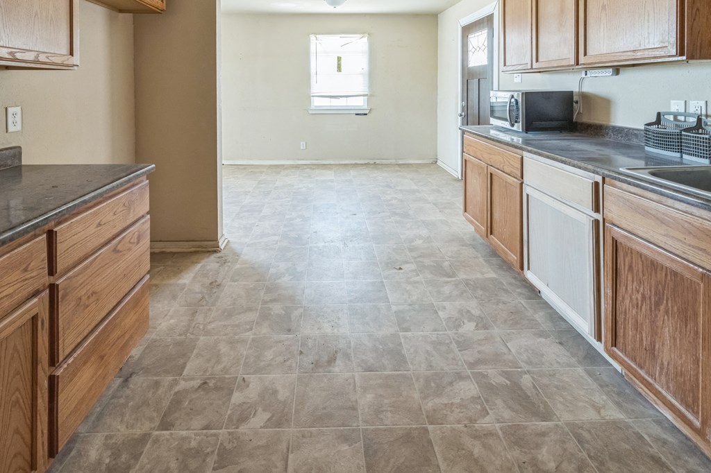 1410 S Burleson Ave, McCamey, Texas image 11
