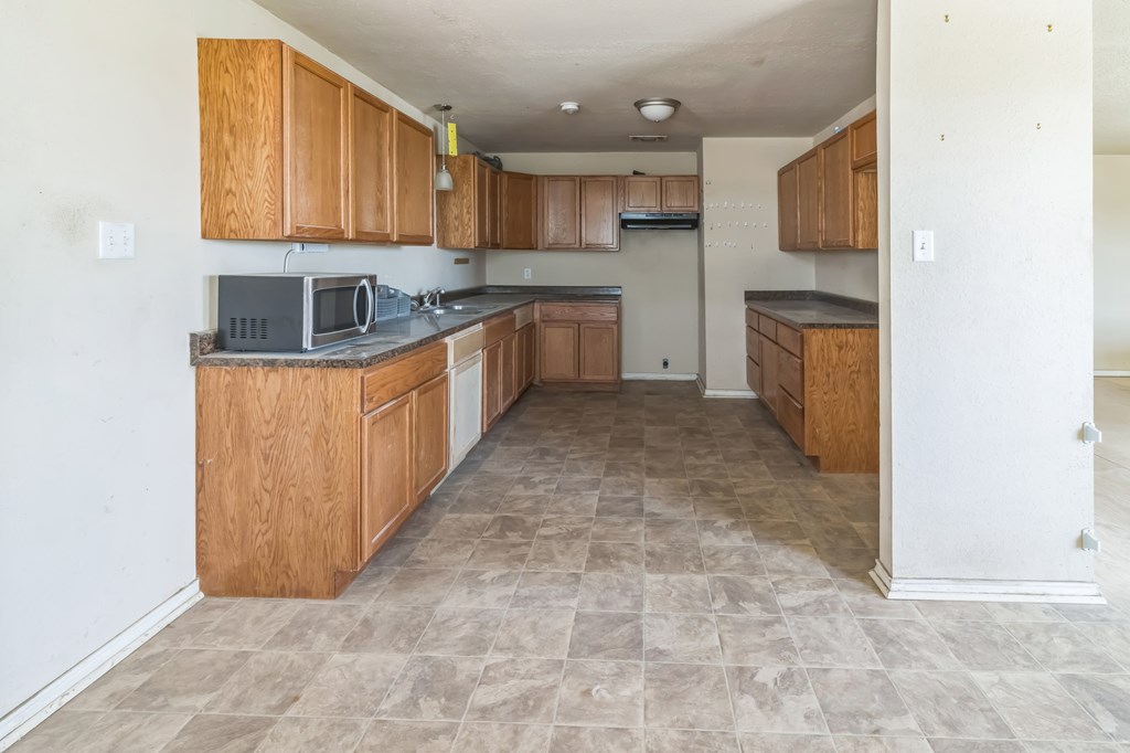 1410 S Burleson Ave, McCamey, Texas image 9