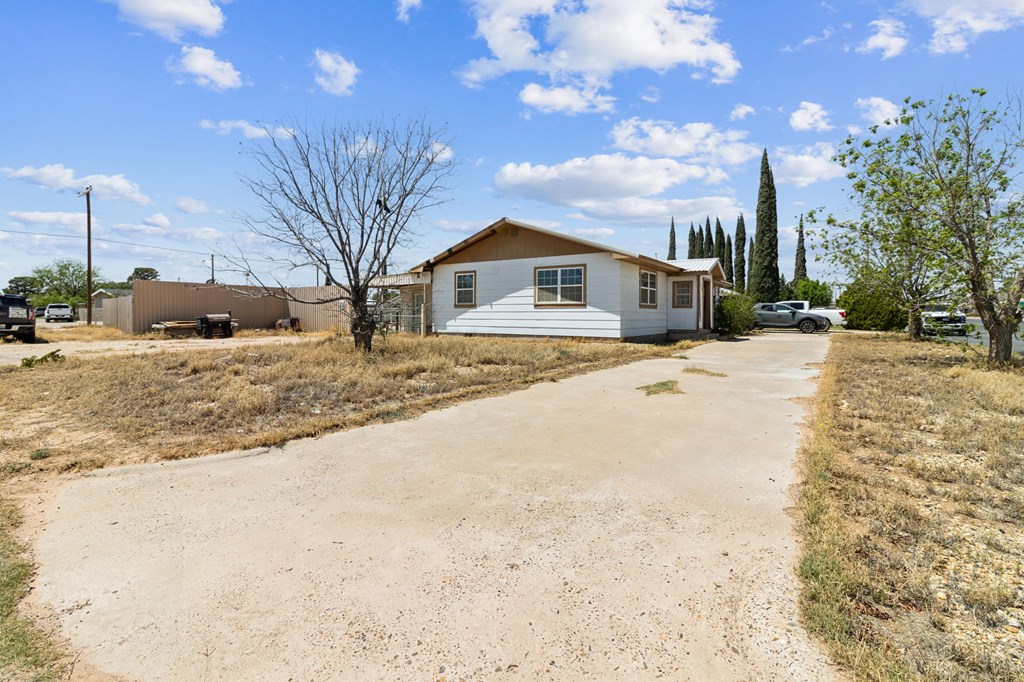 1410 S Burleson Ave, McCamey, Texas image 3