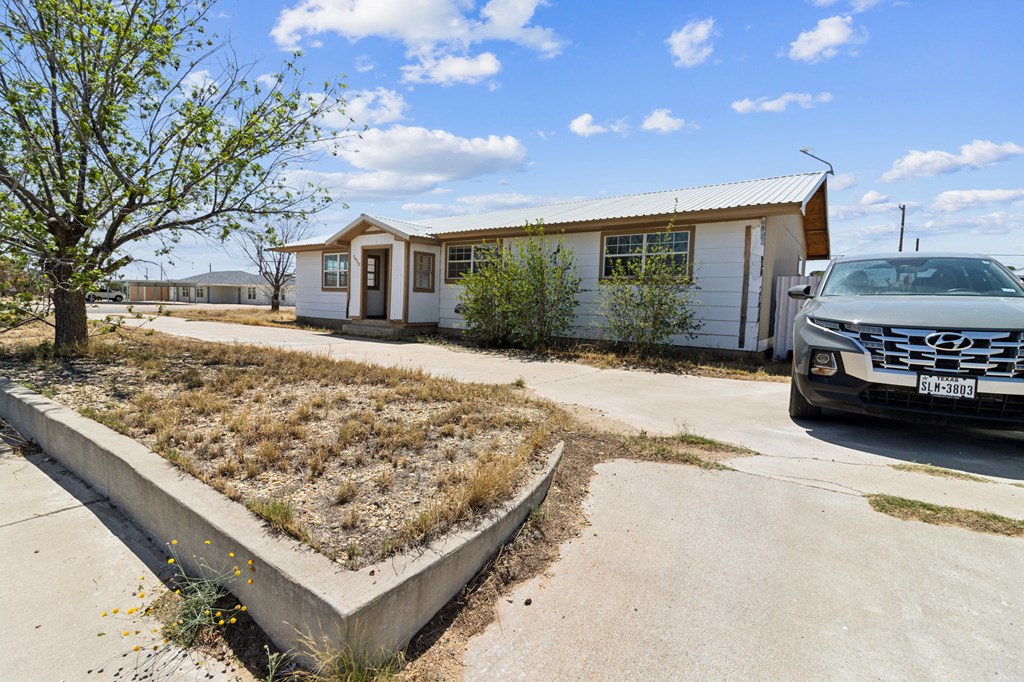 1410 S Burleson Ave, McCamey, Texas image 2