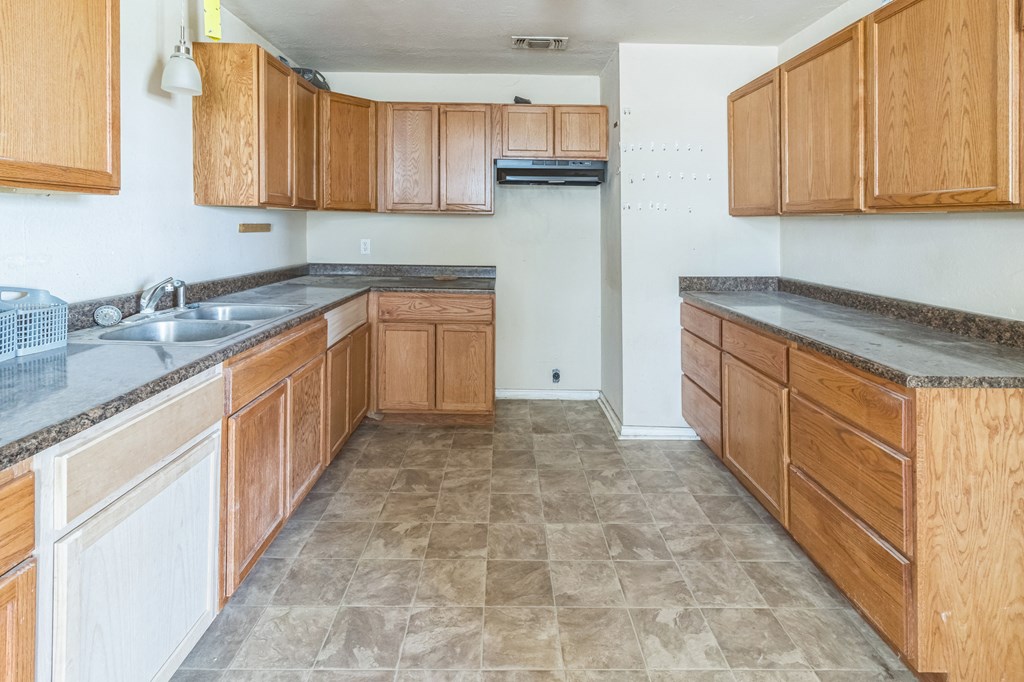 1410 S Burleson Ave, McCamey, Texas image 10